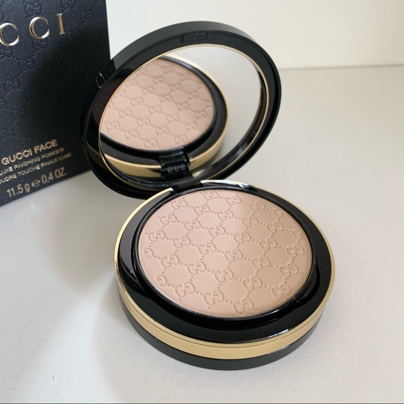 Hold Gucci luxe monogram finishing powder and brush - Picture 6 of 16
